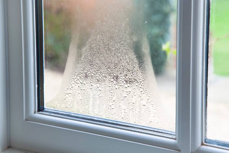 Condensatie op raam, een oorzaak van vochtproblemen in een nieuwbouwhuis.