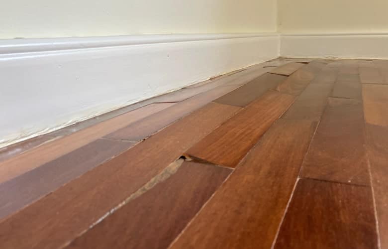 Beschadiging hout door vochtige vloer