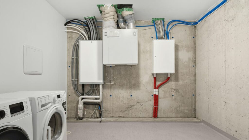 Kelder uitgerust met wasmachine en ventilatiesysteem.